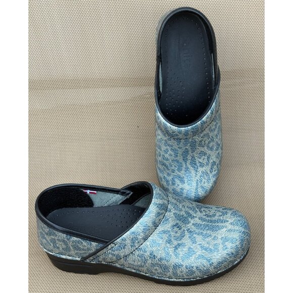 SANITA MEDICAL NURSE LEATHER CLOGS WOMENS ANIMAL PRINT SIZE 37 US6.5-7 SILVER - Picture 1 of 9